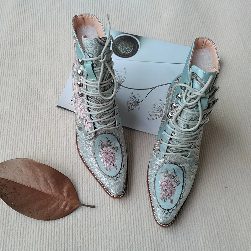 embroidered boots color blue size 6 for women
