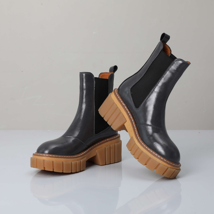 chelsea ankle boots color black size 8 for women