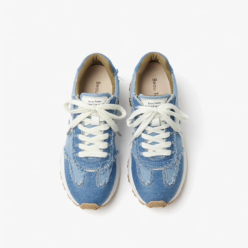 walking sneaker color blue size 6 for women