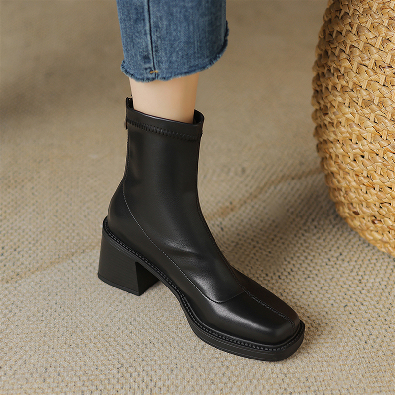 winter boots color black size 5 for women