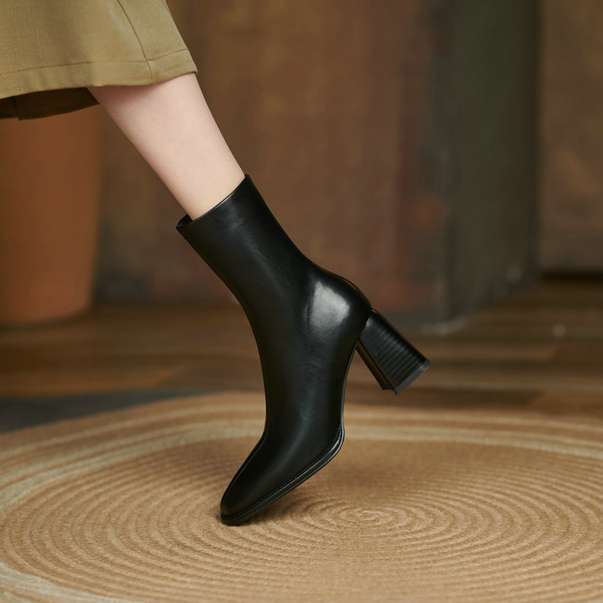round toe boots color black size 7 for women