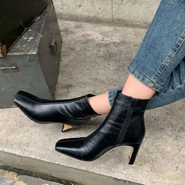 leather boots color black size 5 for women
