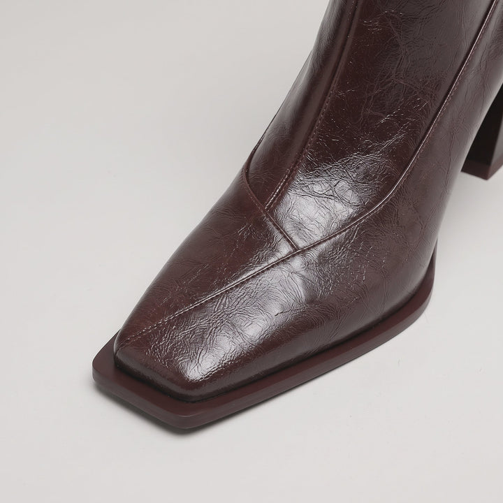 Square toe of the Vienne Bootie in Moka Ciré with centre vamp seam and crinkled glazed cowhide