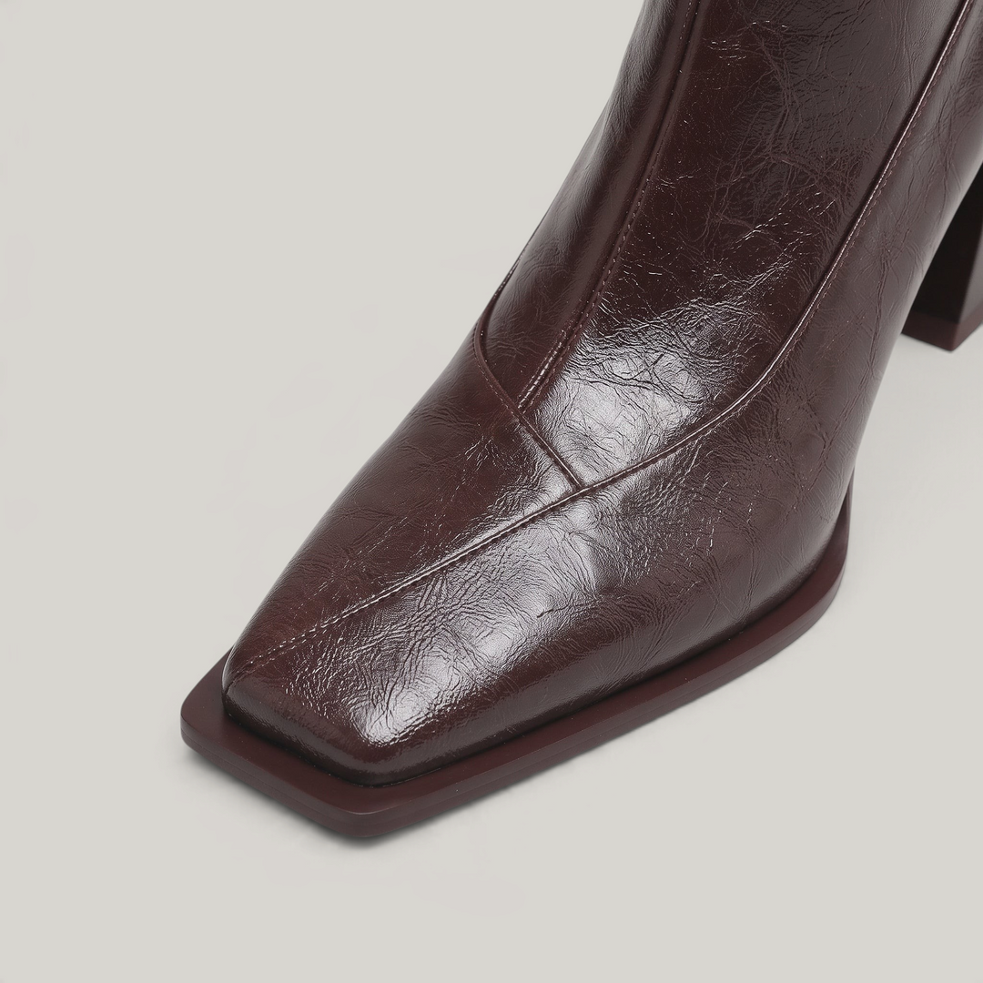 Square toe of the Vienne Bootie in Moka Ciré with centre vamp seam and crinkled glazed cowhide