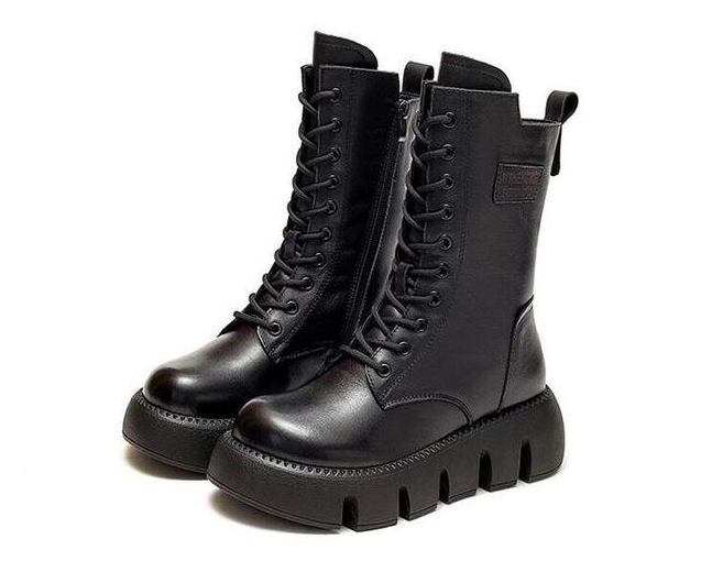 round toe boots color black size 6.5 for women